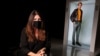 La presidente de la empresa Portl, Heather Smith, posa para una foto al lado de un holograma de tamaño natural.