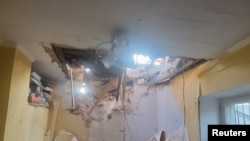 ওডেসায় রুশ ক্ষেপণাস্ত্র এবং ড্রোন হামলায় ক্ষতিগ্রস্ত একটি ভবন; ১৮ জুলাই ২০২৩। (ইউক্রেনের সশস্ত্র বাহিনীর দক্ষিণাঞ্চলীয় কমান্ডের প্রেস বিভাগ/রয়টার্সের মাধ্যমে হ্যান্ডআউট) 