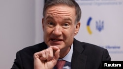 "Білоруська влада зробила все можливе, щоб знищити організації громадянського суспільства, закрити незалежні ЗМІ, усунути політичну опозицію та створити культуру страху та залякування, щоб не дати білорусам висловитися", - сказав Карпентер. Reuters/Leonhard Foeger