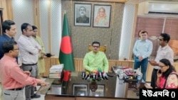 নিজ দপ্তরে সাংবাদিকদের সঙ্গে আলাপকালে নৌপরিবহন প্রতিমন্ত্রী খালিদ মাহমুদ চৌধুরী। ১৫ এপ্রিল, ২০২৪।