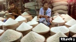 চালের বস্তার গায়ে এখন থেকে ধানের জাত, মিল গেটের মূল্য এবং ওজন লিখতে হবে। প্রতীকী ছবি।