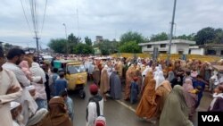 خېبرپښتونخوا کې سرکاري اوړو ته ښځې او سړي په ګڼ شمېر کې راټول شوي