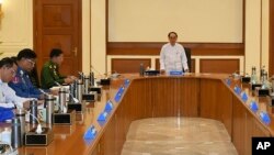 ယခင်မှတ်တမ်းရုပ်ပုံ | နေပြည်တော်မှာကျင်းပတဲ့ ကာလုံအစည်းအဝေးတခု အတွင်းတွေ့ရတဲ့ ယာယီသမ္မတဦးမြင့်ဆွေ (အလယ်) (နိုဝင်ဘာ ၈၊ ၂၀၂၄)