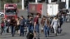 Молодые россияне пересекают российско-грузинскую границу. 