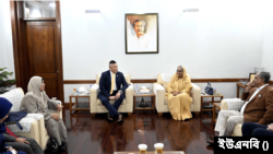 গণভবনে শেখ হাসিনার সঙ্গে শেখ ফজিলাতুন্নেছা মুজিব মেমোরিয়াল কেপিজে বিশেষায়িত হাসপাতাল ও নার্সিং কলেজের ব্যবস্থাপনা দল। ৩ এপ্রিল, ২০২৩।