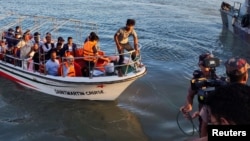 মিয়ানমারের রাখাইন রাজ্য পরিদর্শন শেষে কয়েকজন রোহিঙ্গা মুসলমান শরণার্থী ও বাংলাদেশি কর্মকর্তা নৌকায় করে টেকনাফে ফিরছেন। রোহিঙ্গাদের স্বেচ্ছা-প্রত্যাবাসনকে উৎসাহ দিতে এই উদ্যোগ নেয়া হয়; ৫ মে ২০২৩।