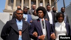 Ligjvënësi Pearson, në qendër, përpara godinës së legjislativit në Tenesi (13 prill 2023)