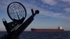Вантажний корабель проходить поблизу патрульного катера морської охорони України в Чорному морі, 7 лютого 2024 року. Фото: Reuters/Thomas Peter