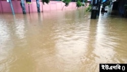টানা ৭ ঘণ্টার অতিবৃষ্টি আর পাহাড়ি ঢলের পানি নেমে আসায় সিলেটের অনেক এলাকা প্লাবিত হয়েছে।