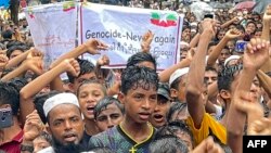 উখিয়ায় গণহত্যা দিবসের ষষ্ঠ বার্ষিকী উপলক্ষে একটি সমাবেশের জন্য জড়ো হয় রোহিঙ্গা শরণার্থীরা। ২৫ আগস্ট, ২০২৩। 