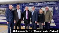 Двопартійна делегація Конгресу США відвідує Київ. Республіканці Том Кін і Натаніель Моран, а також демократи Білл Кітінг і Мадлен Дін на залізничному вокзалі Києва, 22 квітня 2024 року. Фото із соцмережі X посольства США в Україні