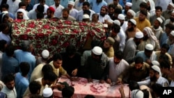 পাকিস্তানের খাইবার পাখতুনখোয়ার বাজুর জেলায় আত্মঘাতী বোমা হামলায় নিহতদের কফিনের চারপাশে আত্মীয়-স্বজন ও শোকাহতরা জড়ো হন। ( ৩১ জুলাই, ২০২৩)