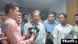 সচিবালয়ে সাংবাদিকদের সঙ্গে আইন, বিচার ও সংসদ বিষয়কমন্ত্রী আনিসুল হক। ২২ এপ্রিল, ২০২৪।