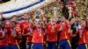 စပိန်ဘောလုံးအသင်းရဲ့ Alvaro Morata က ၂၀၂၄ ခုနှစ် ယူရိုဖလားပြိုင်ပွဲအတွက် ရရှိတဲ့ ချန်ပီယံဖလားကိုမြှောက်ကိုင်ပြီး အသင်းသားတွေနဲ့အတူ အောင်ပွဲခံနေစဥ်။ (ဇူလိုင် ၁၄၊ ၂၀၂၄)