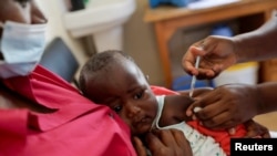 Picha ya mtoto akipewa chanjo ya Malaria