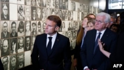 ပြင်သစ်သမ္မတ Macron (ဝဲ) နဲ့ ဂျာမန်သမ္မတ Frank-Walter Steinmeier တို့ နှစ် ၈၀ ပြည့် နော်မန်ဒီကမ်းတက်တိုက်ပွဲအခမ်းအနားပွဲကာလအတွင်း နာဇီဂျာမနီတို့က လူ ၆၄၃ ယောက်ကို အစုလိုက် သတ်ဖြတ်ခဲ့တဲ့ အ ထိမ်းအမှတ်ပြခန်းကိုသွားရောက်ကြည့်ရှုကြစဥ်။ (ဇွန် ၁၀၊ ၂၀၂၄)