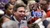 ARHIVA - Guverner Floride, Ron DeSantis, pozdravlja ljude tokom događaja u Davenportu, u Ajovi, 10. marta 2023.