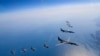Gjatë stërvitjeve SHBA-Koreja e Jugut, bombarduesit amerikanë B-1B fluturojnë në formacion me avionët F-35A të Koresë së Jugut (19 mars 2023)
