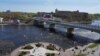 Пункт пропуску на кордоні Естонії та Росії розташований на мості через ріку Нарва. На фото: новозбудований у російському місті Івангород екран із трансляцією параду на Красній площі до 9 травня, розвернутий на сторону естонського міста Нарва. 9 травня 2023. REUTERS/Janis Laizans