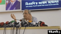 এক সংবাদ সম্মেলনে বিএনপির মহাসচিব মির্জা ফখরুল ইসলাম আলমগীর। ২৫ জুন, ২০২৪।