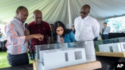 Sekretarja e brendshme e Britanisë, Suella Braverman, duke inspektuar projektin në Ruanda (19 mars 2023)