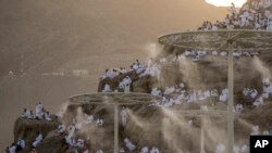 Pelegrinët spërkaten me ujë ndërsa ngjiten në Malin Arafat, Arabi Saudite (27 qershor 2023)
