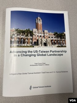 美国华盛顿智库全球台湾研究中心《在全球变动形势下推进美台伙伴关系》工作组报告封面。（2023年12月6日，美国之音锺辰芳拍摄）