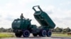 Комплекс HIMARS во время военных учений в аэропорту Спилве в Риге. 26 сентября 2022 года.