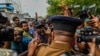 শ্রীলঙ্কার সরকারের বিরুদ্ধে ও ছাত্রনেতাদের মুক্তির দাবিতে কলম্বোতে এক বিক্ষোভের সময়, বিশ্ববিদ্যালয় শিক্ষার্থী ও বিক্ষোভকারীরা পুলিশের সাথে বাকবিতন্ডা জড়িয়ে পড়ে। ৩০ আগস্ট ২০২২। 