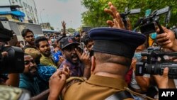 শ্রীলঙ্কার সরকারের বিরুদ্ধে ও ছাত্রনেতাদের মুক্তির দাবিতে কলম্বোতে এক বিক্ষোভের সময়, বিশ্ববিদ্যালয় শিক্ষার্থী ও বিক্ষোভকারীরা পুলিশের সাথে বাকবিতন্ডা জড়িয়ে পড়ে। ৩০ আগস্ট ২০২২। 