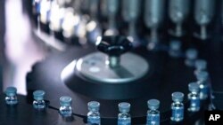Yon foto konpayi Pfizer de nouvo vaksen COVID-19 li yo ki vize varyan omicron an. 