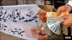 کراچی: ادبی میلے میں ایک بچی رنگوں سے پینٹنگ بنارہی ہے