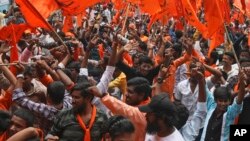 ভারতের হায়দ্রাবাদে হনুমান জয়ন্তী উৎসব উপলক্ষে হিন্দুরা একটি ধর্মীয় শোভাযাত্রায় অংশগ্রহণ করেন। ১৬ এপ্রিল ২০২২