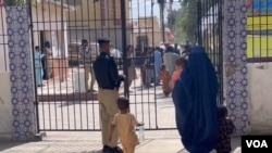 عبدالجبار هم تور لګوي پولیس داسې کسان نيسي چې کارډونه ورسره وي خو د پېسو په خاطر ترې کارډونه پټوي يا غورځوي، هغه زیاته کړه افغانان ورته ډېر داسې شکايتونه کوي