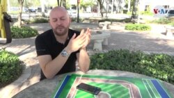 Un colombiano interpreta partidos deportivos en vivo para ciegos y sordos 