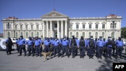 Municipal Police prepare to go out on patrol in conjunction with the armed forces and the national civilian police following the government's declaration of state of emergency, in San Salvador, on March 27, 2022.