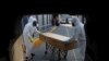 Trabajadores de una funeraria transportan el cuerpo de una persona que murió a causa del coronavirus dentro de un sarcófago de cartón, en la ciudad de México. Junio 5 de 2020.
