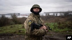 Yon solda Ikrenyen fe patwouy nan zon Pon Antonovsky la nan moman fos Ris yo ap pati kite Kherson, Ikren, Jedi 8 Desanm, 2022. 