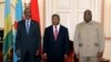 Le président du Rwanda Paul Kagame (G), le président de l'Angola Joao Lourenco (C) et le président de la République démocratique du Congo Felix Tshisekedi (D) posent pour une photo à Luanda le 6 juillet 2022. (Archives) 