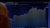 Un operador mira en una pantalla el despliegue del promedio S&P 500 en la Bolsa de Nueva York. Foto de archivo del 27 de abril de 2017.