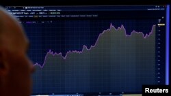 Un operador mira en una pantalla el despliegue del promedio S&P 500 en la Bolsa de Nueva York. Foto de archivo del 27 de abril de 2017.