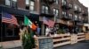 Personas cenan en los estacionamientos de la calle, el primer día de la reapertura de negocios después de la cuarentena por el coronavirus en Brooklyn, Nueva York.