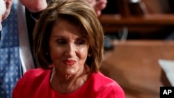 La démocrate Nancy Pelosi de Californie -qui dirigera le 116e Congrès en tant que présidente de la Chambre- sous les applaudissements au Capitol à Washington, le 3 janvier 2019.