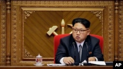 북한 김정은 노동당 위원장이 지난달 9일 평양 4.29 문화회관에서 열린 7차 노동당 대회에서 대의원들의 발언을 듣고 있다. (자료사진)