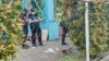 ২৪ জুলাই, ২০২২ তারিখে ফিলিপাইনের আতেনিও ডি ম্যানিলা বিশ্ববিদ্যালয়ে গুলি বর্ষণের পর পুলিশের তদন্তকারীরা ঘটনাস্থল পরিদর্শন করে।