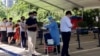广东深圳市民排队接受新冠病毒核酸检测。（2022年7月21日）