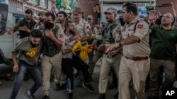৭ ই আগস্ট, ২০২২ তারিখে ভারত নিয়ন্ত্রিত কাশ্মীরের শ্রীনগরে নিষেধাজ্ঞা অমান্য করে একটি ধর্মীয় শোভাযাত্রায় অংশ নেয়ায় ভারতীয় পুলিশ সদস্যরা কাশ্মীরি শিয়া মুসলমানদের আটক করে।