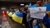 Мітинг у Празі пам'яті загиблих у будівлі Маріупольського драматичного театру через війну Росії проти України. Надпис на плакаті чеською мовою: "Разом з усім впораємося!", 16 березня 2024р. Reuters 