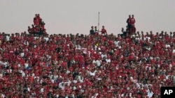 Mashabiki wa Wydad AC wakiiunga mkono timu yao wakati wa mechi ya fainali ya soka ya Ligi ya Mabingwa Afrika kati ya Wydad Athletic Club ya Morocco na Al Ahly SC ya Misri.May 30, 2022. AP