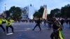 La policía intentó mantener separados a extremistas de derechas y activistas contra el racismo que el sábado chocaron en las calles de Londres.